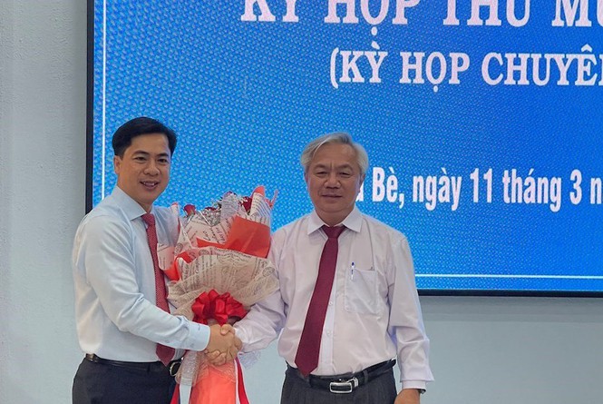 Ông Triệu Đỗ Hồng Phước (trái). Ảnh: Thành ủy TPHCM